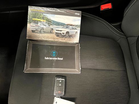 Used 2023 Jeep Grand Cherokee L Laredo image 44