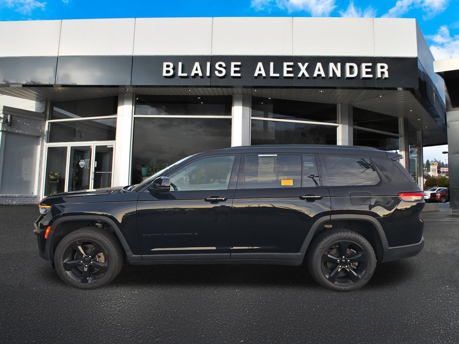 Used 2023 Jeep Grand Cherokee L Limited w/ Black Appearance Package AWD/4WD image 8