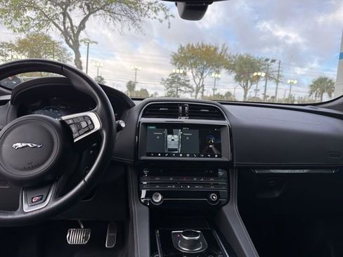 Used 2020 Jaguar F-PACE S image 9