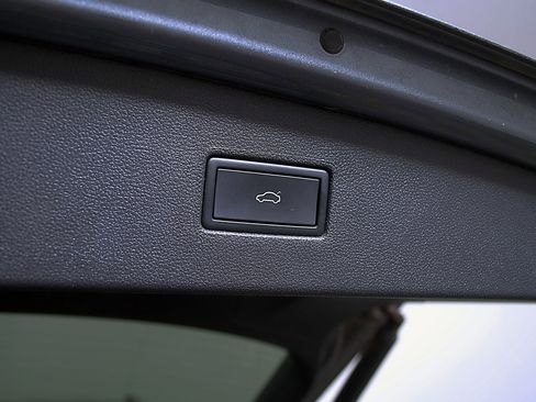 Used 2024 Volkswagen Tiguan SE w/ MDO Package, Three-Row image 12