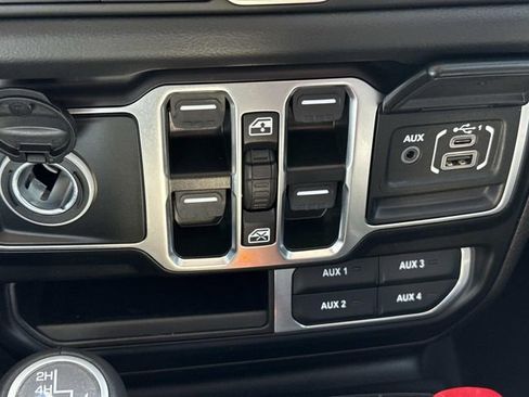 Used 2024 Jeep Wrangler Unlimited Sahara w/ Technology Group AWD/4WD image 22