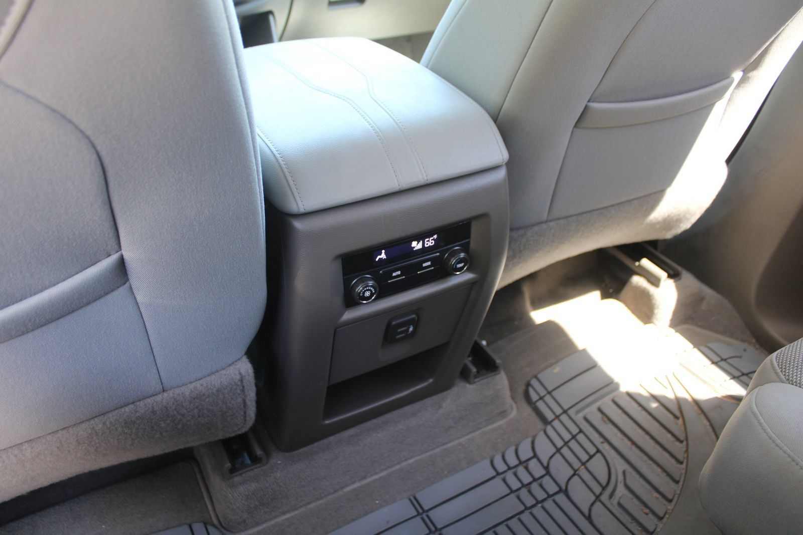 Used 2020 Chevrolet Traverse LT FWD image 27