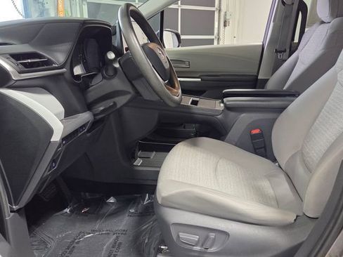 Used 2021 Toyota Sienna LE image 5