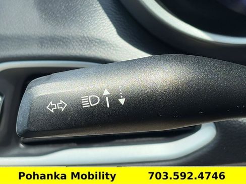 Used 2023 Chrysler Pacifica Touring-L FWD image 10