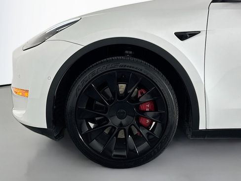Used 2022 Tesla Model Y Long Range image 10