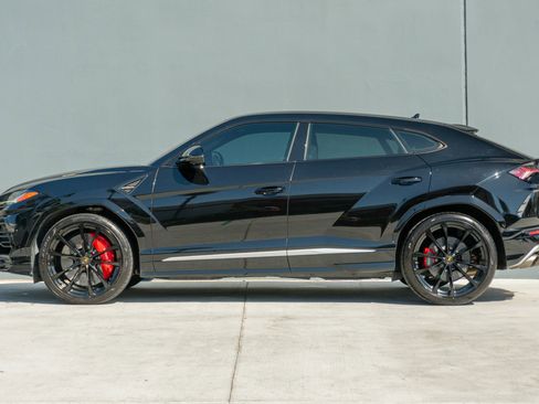 Used 2020 Lamborghini Urus image 2