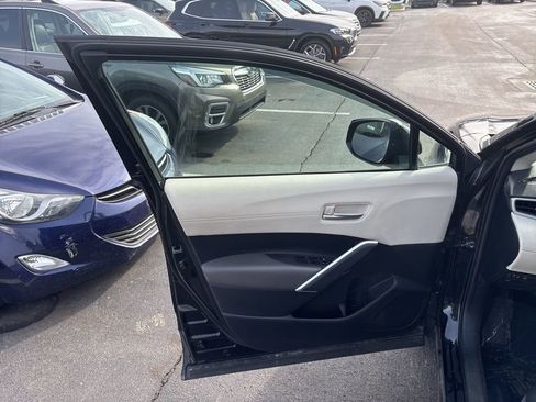 Used 2023 Toyota Corolla Cross XLE w/ Convenience Package image 18