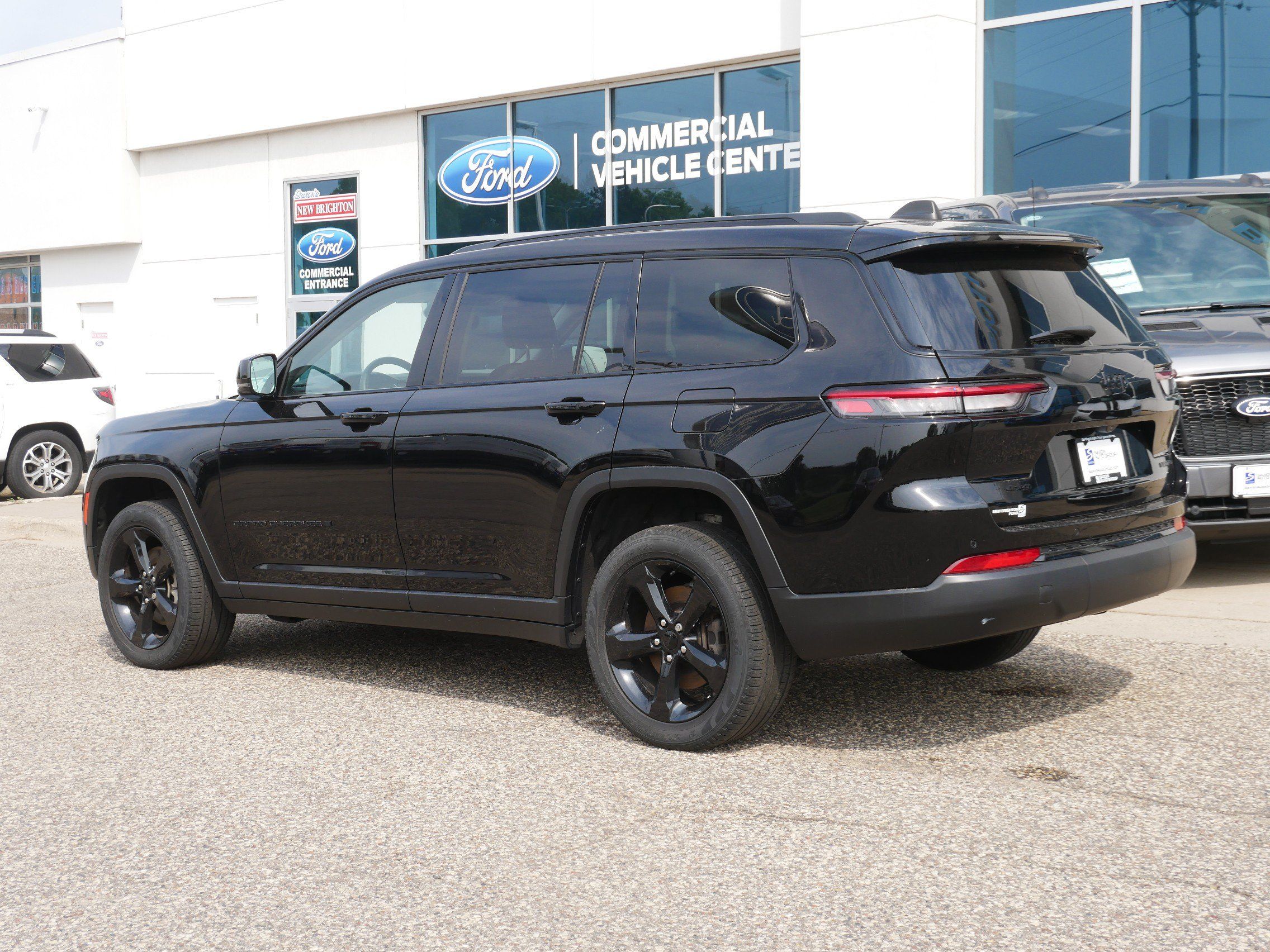 Used 2023 Jeep Grand Cherokee L Limited w/ Black Appearance Package AWD/4WD image 27