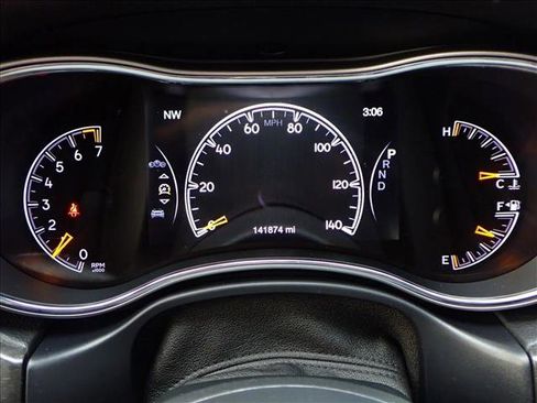 Used 2018 Jeep Grand Cherokee Altitude image 24