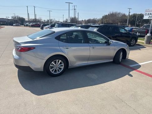 Used 2025 Toyota Camry LE image 3