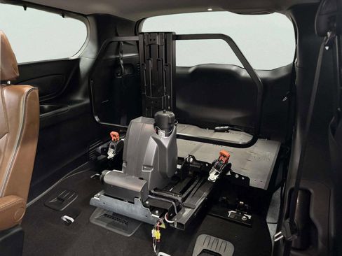 Used 2017 Chrysler Pacifica Limited image 22