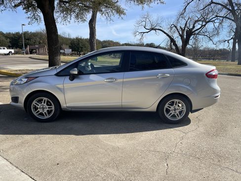 Used 2019 Ford Fiesta SE image 8