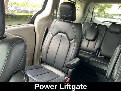 Used 2022 Chrysler Pacifica Touring-L image 14