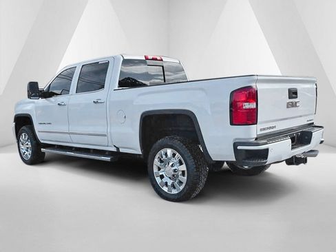 Used 2018 GMC Sierra 2500 Denali w/ Suspension Package, Off-Road AWD/4WD image 5