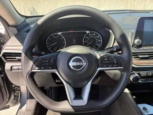 Used 2025 Nissan Altima 2.5 SV FWD image 28