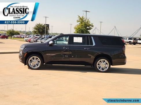 Used 2025 Chevrolet Suburban Premier RWD image 7