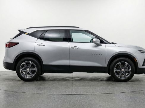 Used 2025 Chevrolet Blazer LT image 11