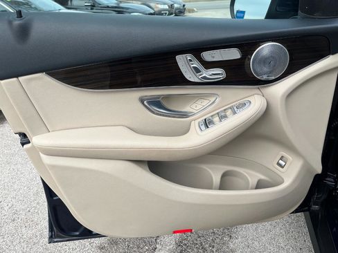 Used 2019 Mercedes-Benz GLC 300 4MATIC w/ Premium Package image 22