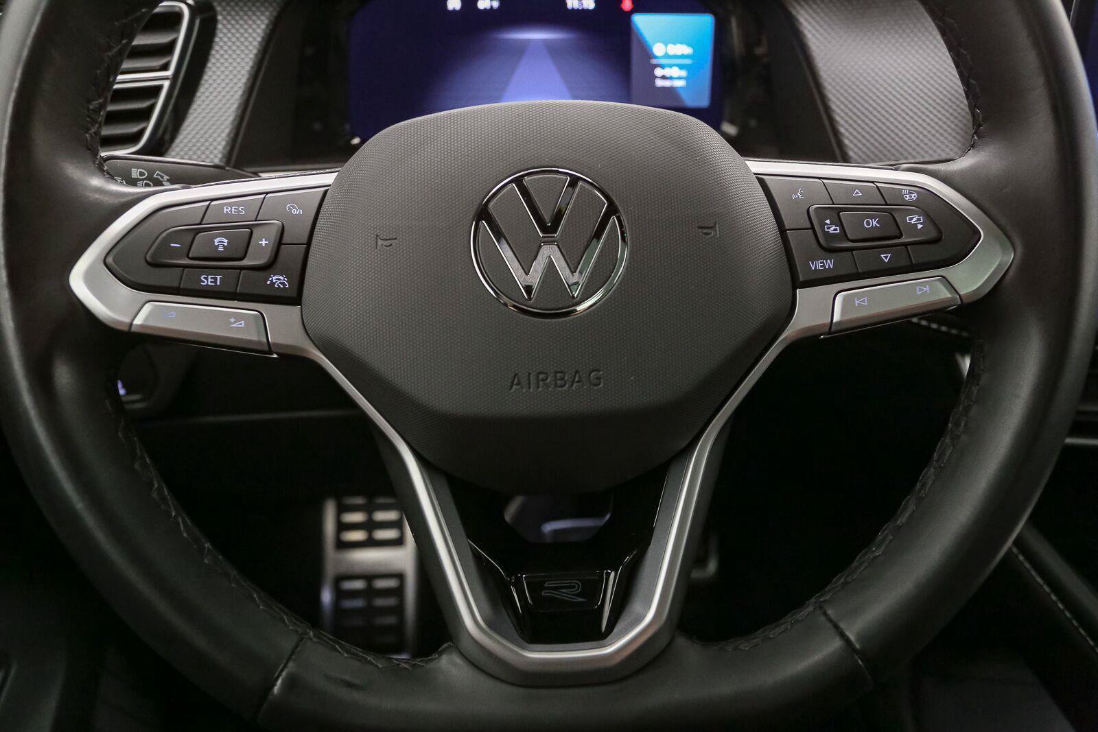 Certified 2024 Volkswagen Atlas Cross Sport SEL R-Line AWD/4WD image 40