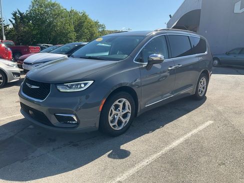 Used 2023 Chrysler Pacifica Limited FWD image 3
