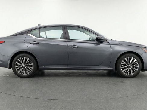 Used 2025 Nissan Altima 2.5 SV FWD image 11