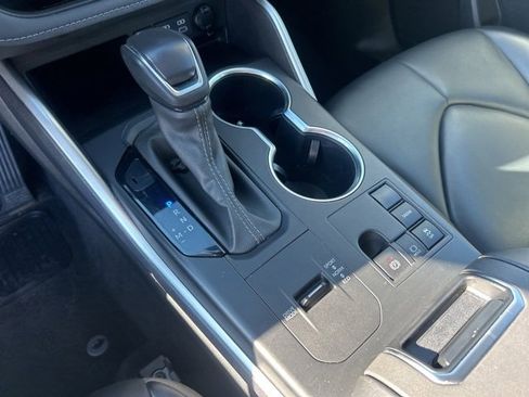 Used 2024 Toyota Highlander XLE image 28