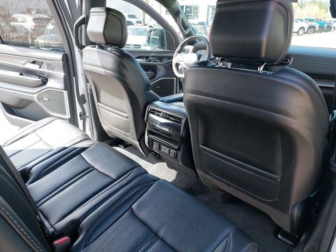 Used 2023 Jeep Wagoneer L Series II image 12