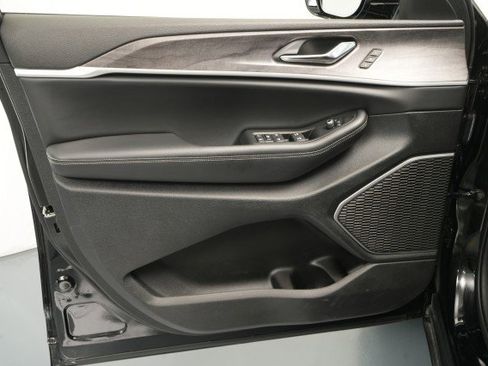 Used 2025 Jeep Grand Cherokee L Limited w/ Luxury Tech Group II image 34