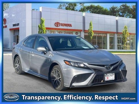 Certified 2024 Toyota Camry SE image 1