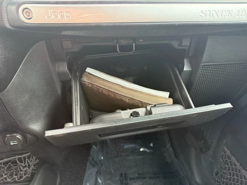 Used 2017 Jeep Wrangler Unlimited Rubicon image 31