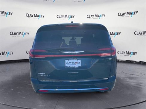 Used 2023 Chrysler Pacifica Touring-L image 4