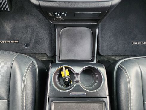 Used 2015 Toyota Sienna SE image 39