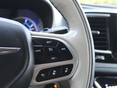 Used 2018 Chrysler Pacifica Limited w/ Advanced Safetytec Group FWD image 28