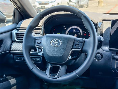 Used 2025 Toyota Camry SE w/ Convenience Package FWD image 12