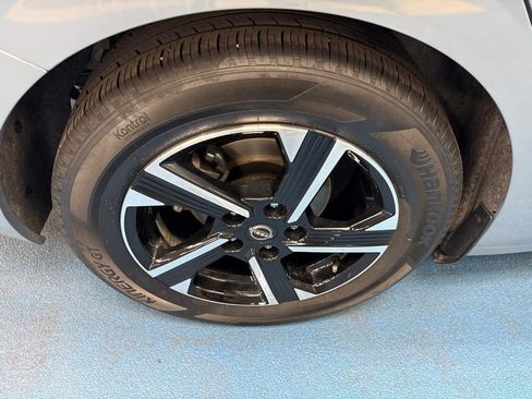 Used 2025 Nissan Sentra SV FWD image 5