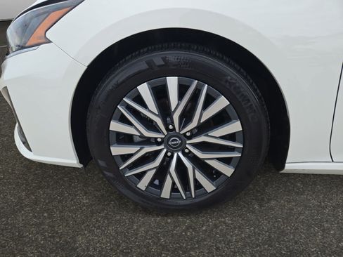 Used 2025 Nissan Altima 2.5 SV FWD image 14