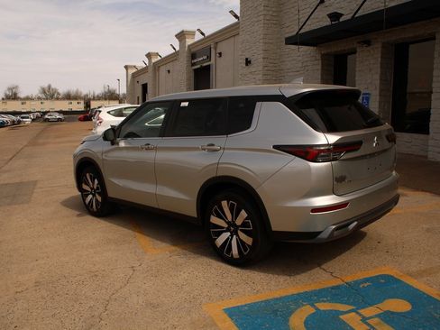 New 2025 Mitsubishi Outlander SE image 10