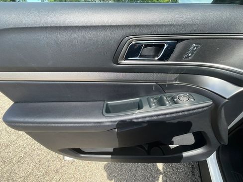 Used 2018 Ford Explorer XLT w/ Equipment Group 202A FWD image 24