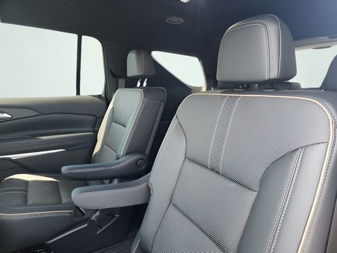 Used 2026 Chevrolet Traverse High Country w/ LPO, Floor Liner Package AWD/4WD image 8