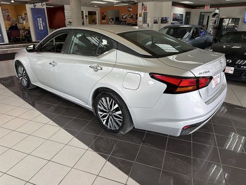 Used 2024 Nissan Altima 2.5 SV FWD image 8