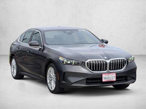 Certified 2025 BMW 530i image 3