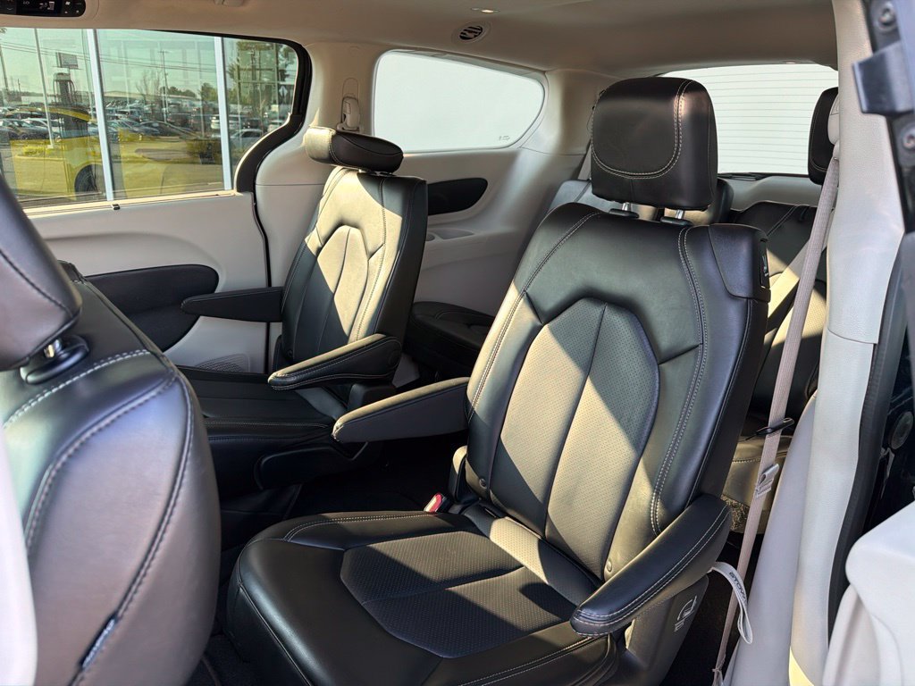 Used 2023 Chrysler Pacifica Touring-L FWD image 27