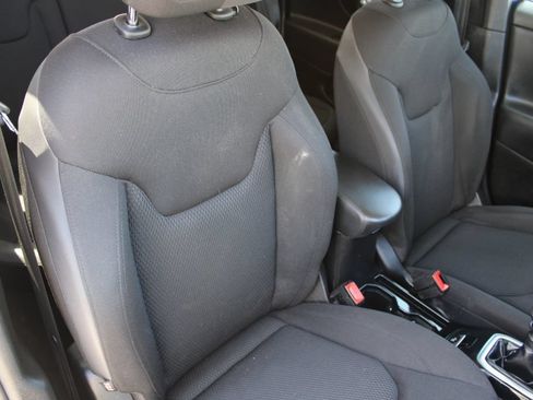 Used 2018 Jeep Renegade Altitude FWD image 13