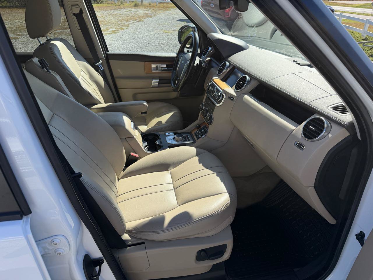 Used 2015 Land Rover LR4 HSE AWD/4WD image 15