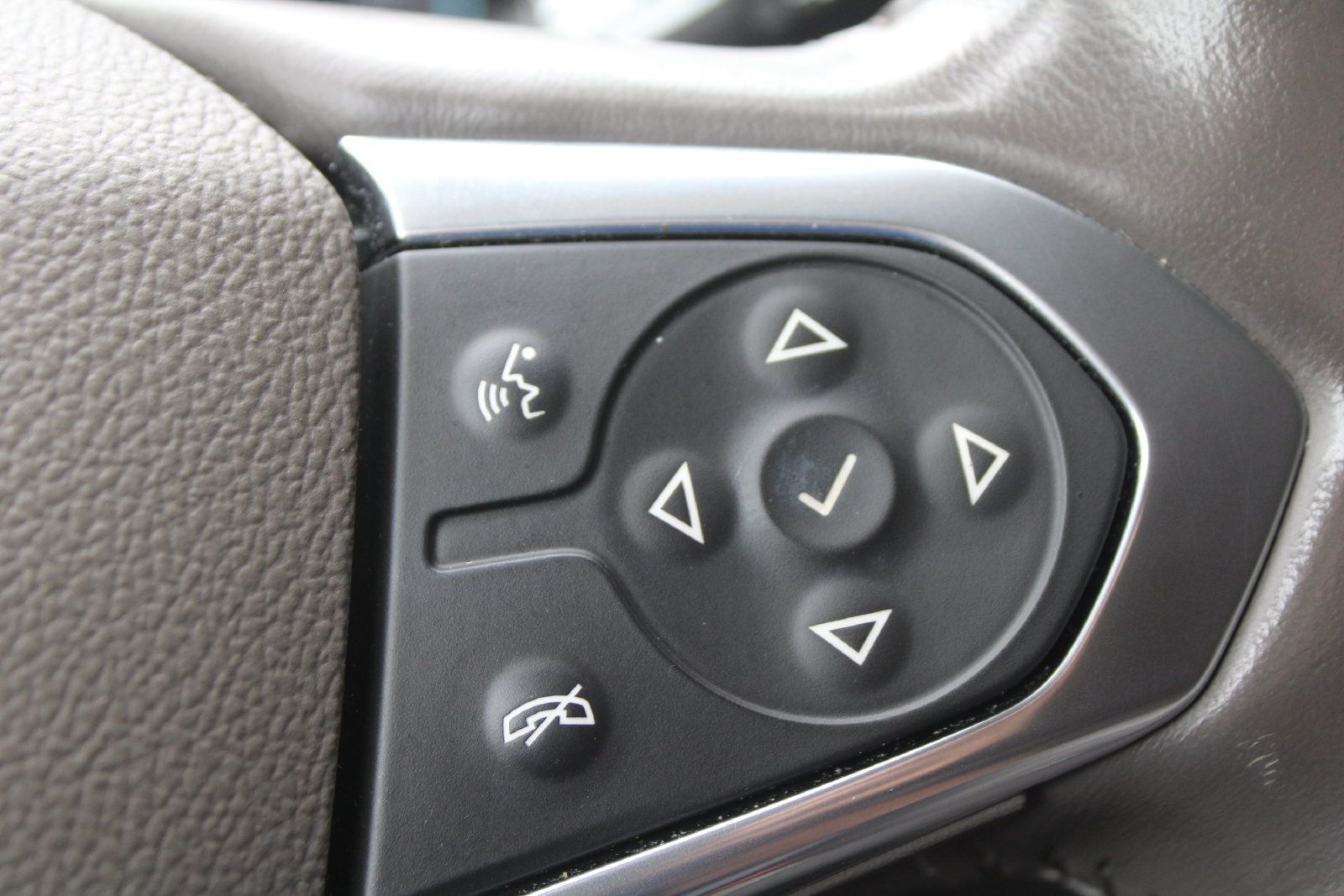 Used 2020 Chevrolet Traverse LT FWD image 35