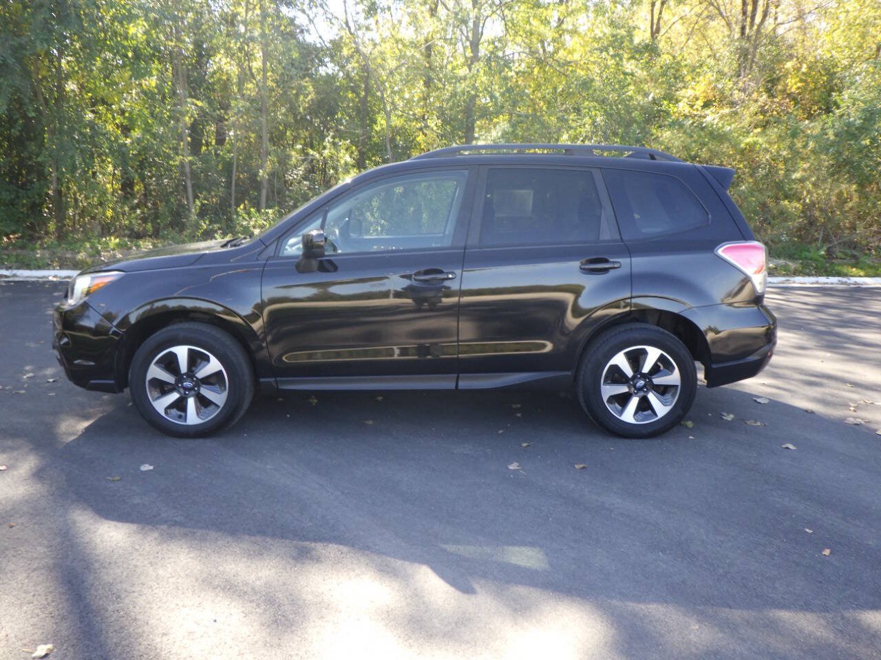 Used 2017 Subaru Forester 2.5i Premium w/ All-Weather Package AWD/4WD image 2