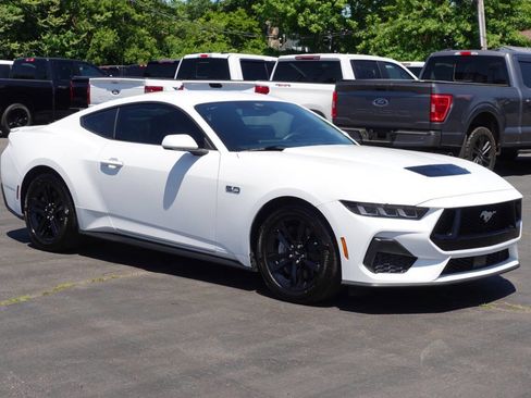 Used 2025 Ford Mustang GT RWD image 4
