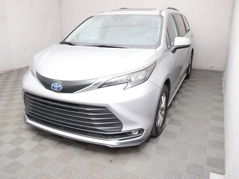 Certified 2025 Toyota Sienna XLE FWD image 1