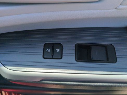 Used 2025 Toyota Sienna LE w/ LE Plus Package FWD image 33