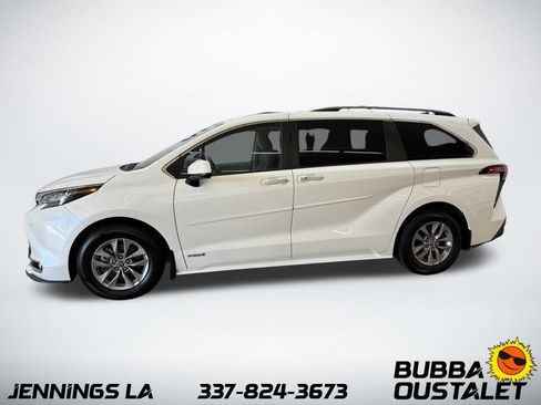 Used 2021 Toyota Sienna XLE image 2
